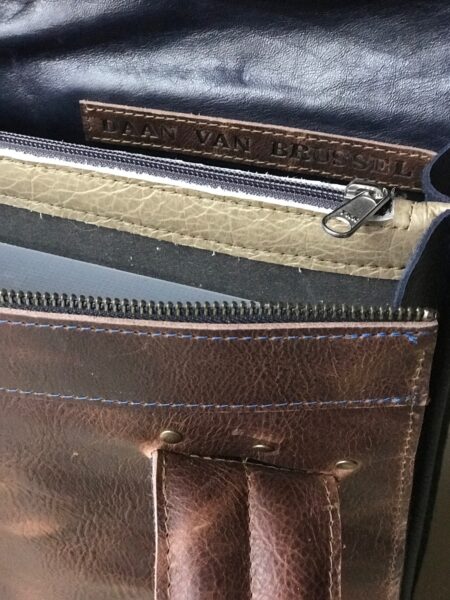 IMG_3491 Voorbeeld werktas / rugtas donkerbruin met donkerblauw