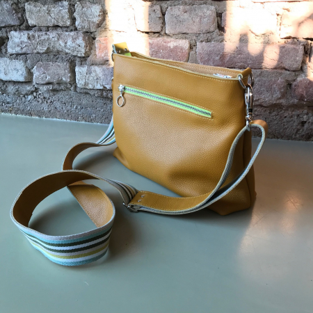 bil ocher backside KATE okergeel met gekleurde draagband