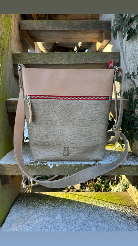 shopper SAMMY lever met croco print / crème