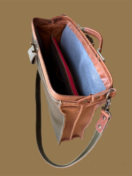 laptoptas CHARLEY groen / bruin met print