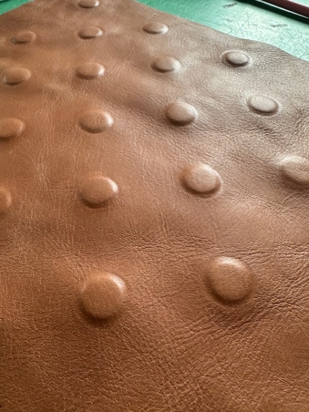 tony cognac detail shopper TONY cognac met stippen 3D