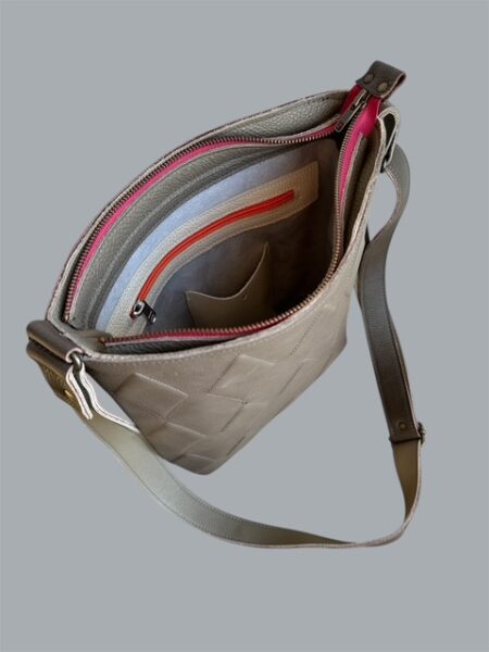 Shopper TONY – handgemaakte leren tas in taupe met ruitpatroon